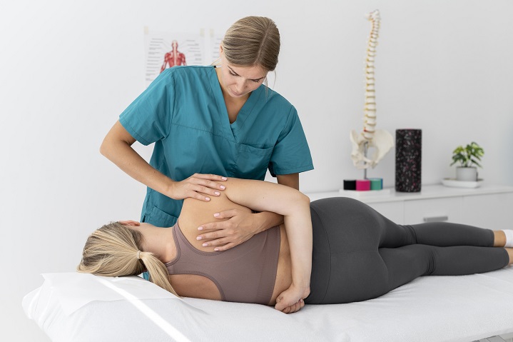 physiotherapist-helping-patient-her-clinic_02
