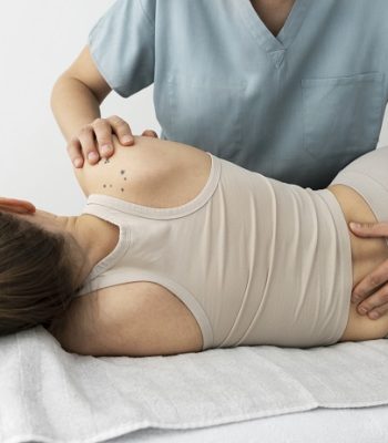 nurse-taking-care-patient_02