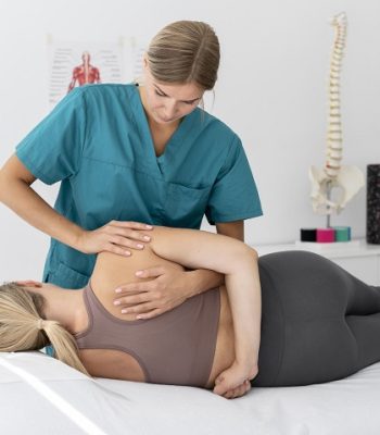 physiotherapist-helping-patient-her-clinic_02